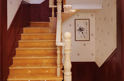 江阴中式别墅室内汉白玉石楼梯的定制安装装饰效果